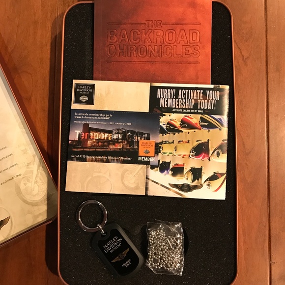 HARLEY-DAVIDSON MUSEUM 2013 110TH ANNIVERSARY TIN WITH KEY CHAIN AND BOOKLET - Picture 5 of 9
